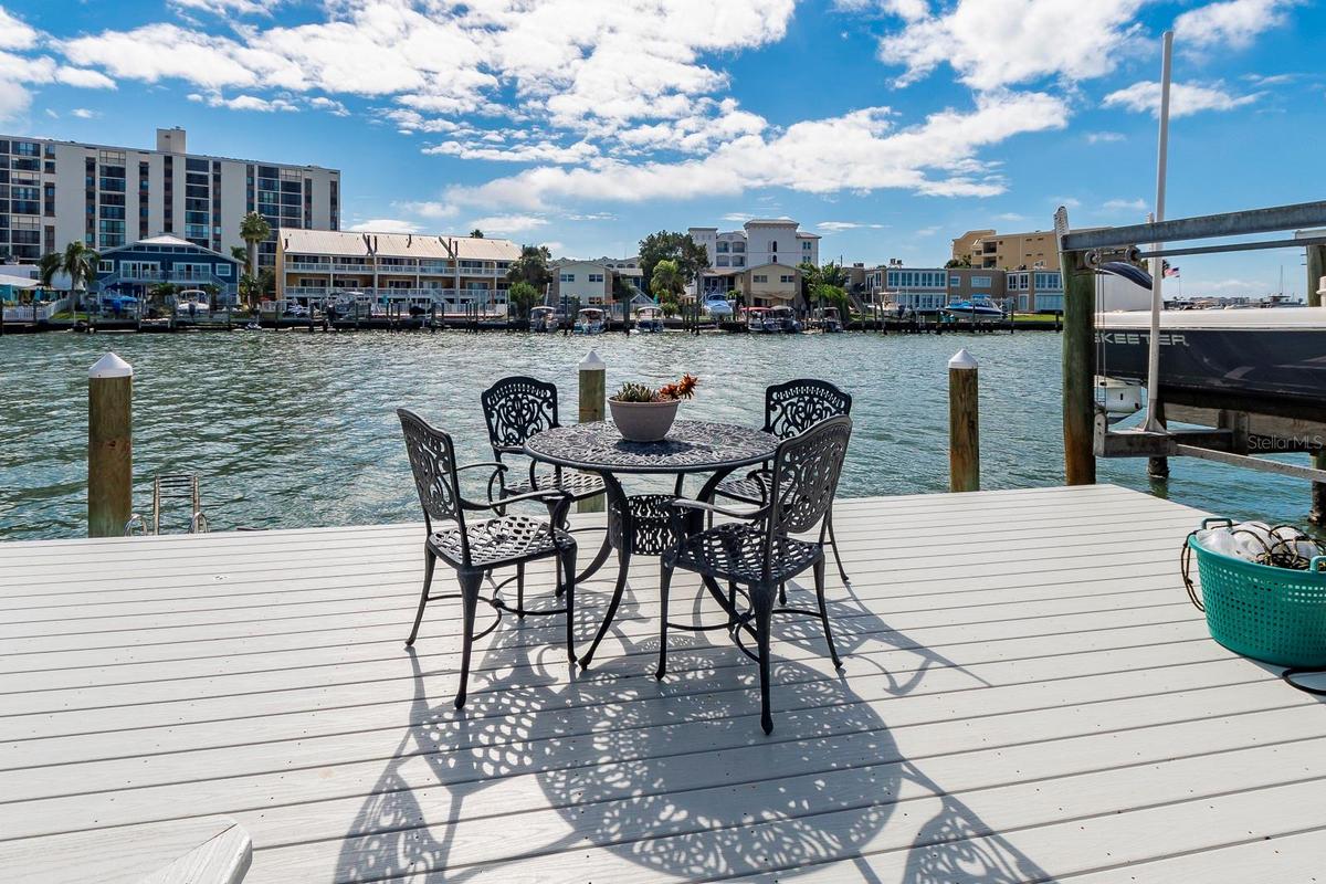 Expansive community dock with NEW seawall