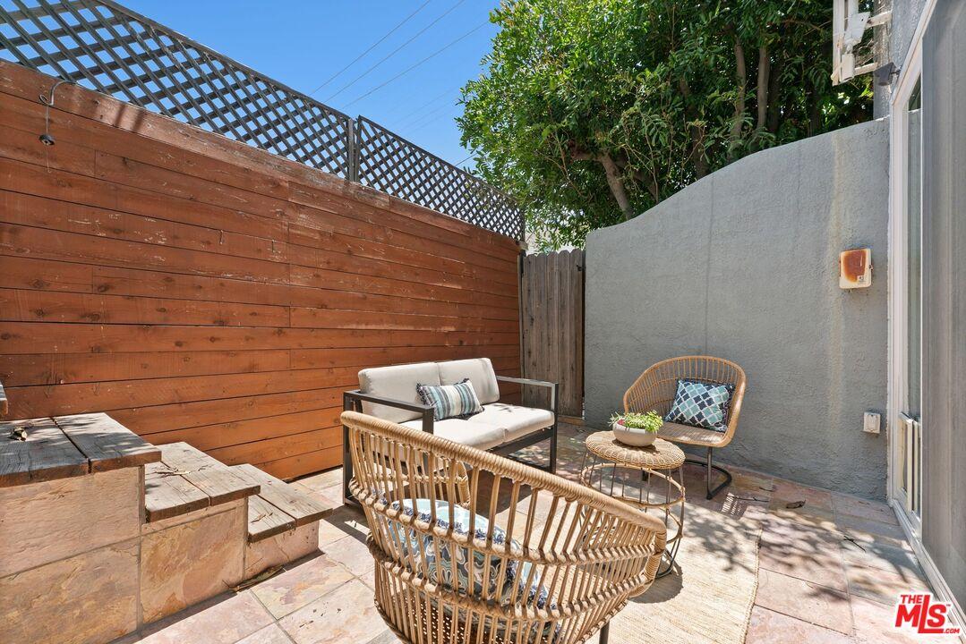 Enclosed outdoor space featuri