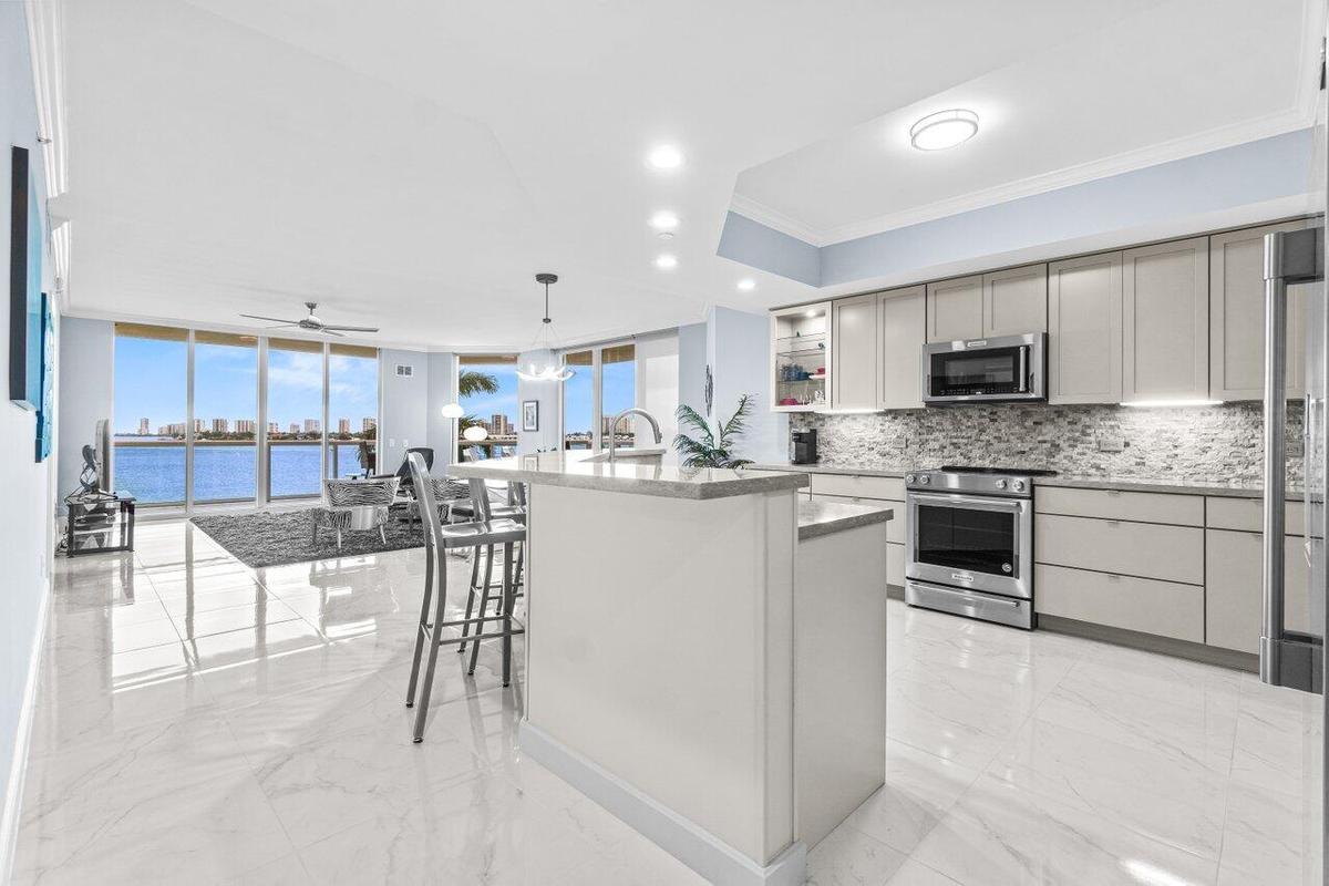 Bright & Open Kitchen