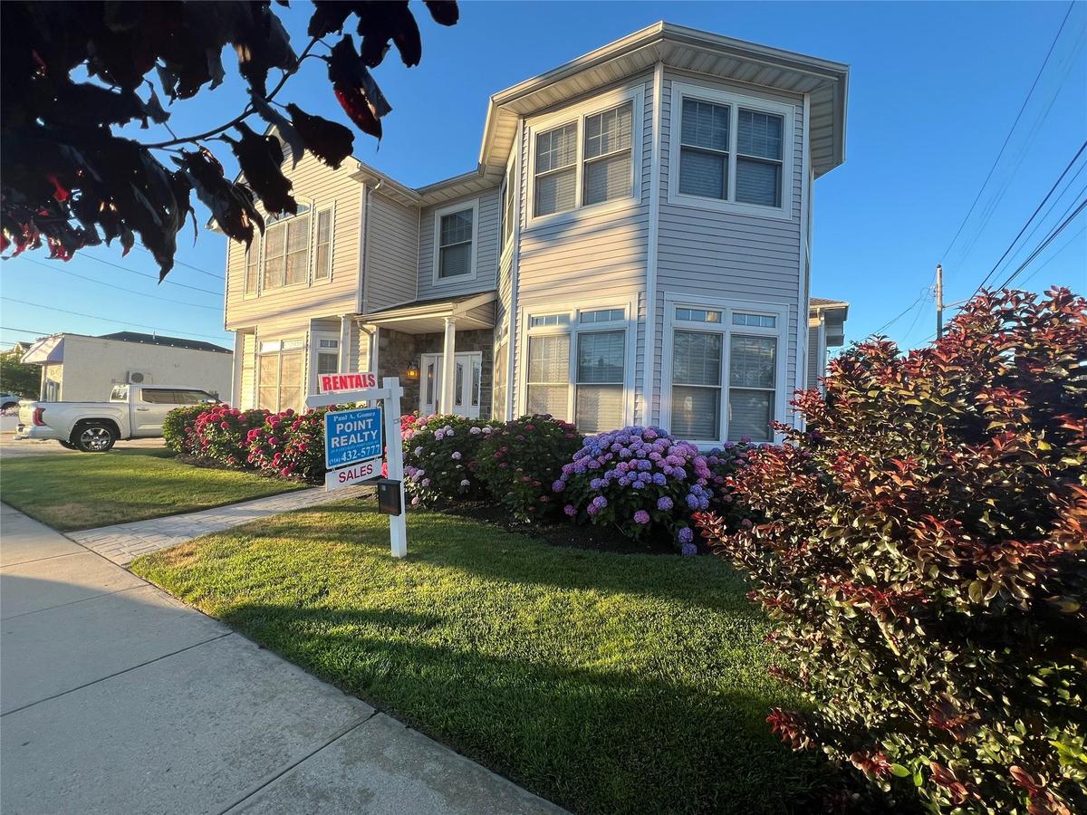 View of front of house featuring a front yard
