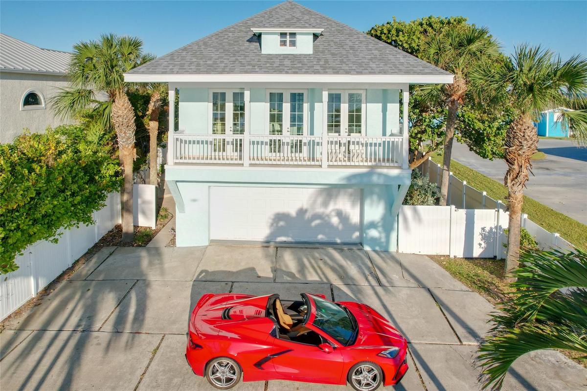Guest apartment over the garage facing the intracoastal.