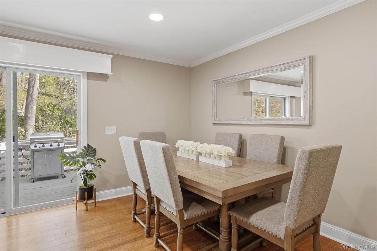 Hardwood flooring, crown molding, and recessed lighting