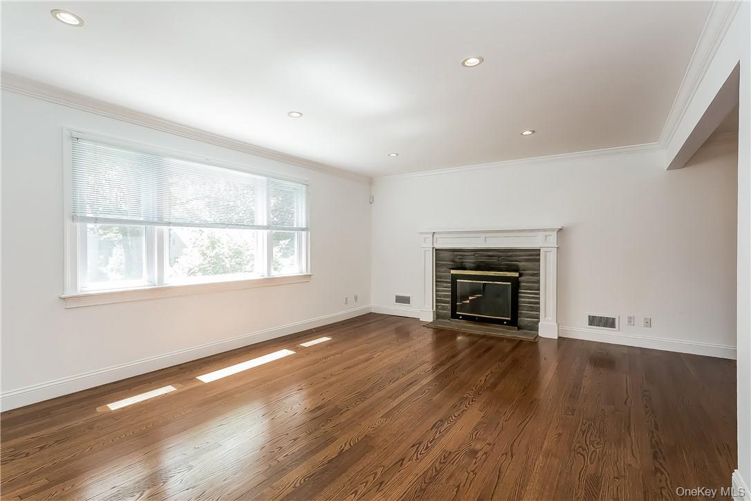 Living Room with fireplace