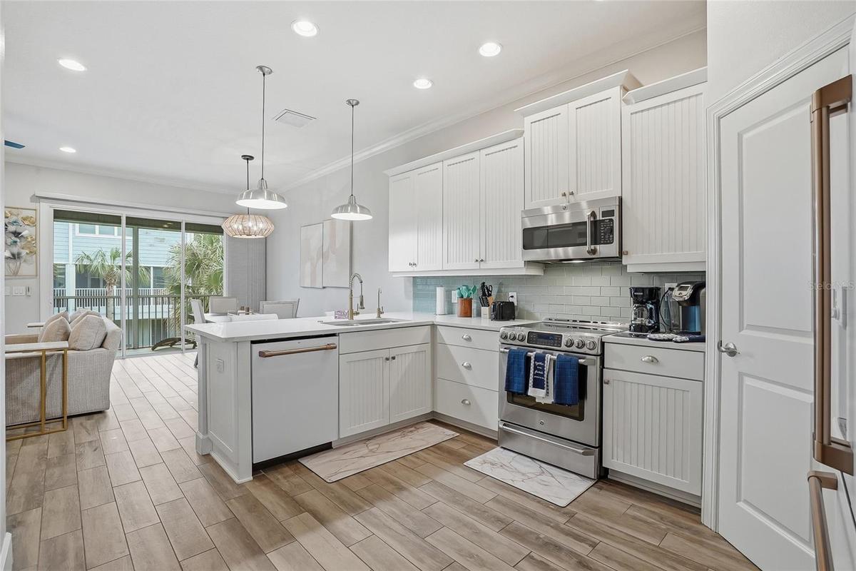 Beautiful kitchen with upgraded appliances.
