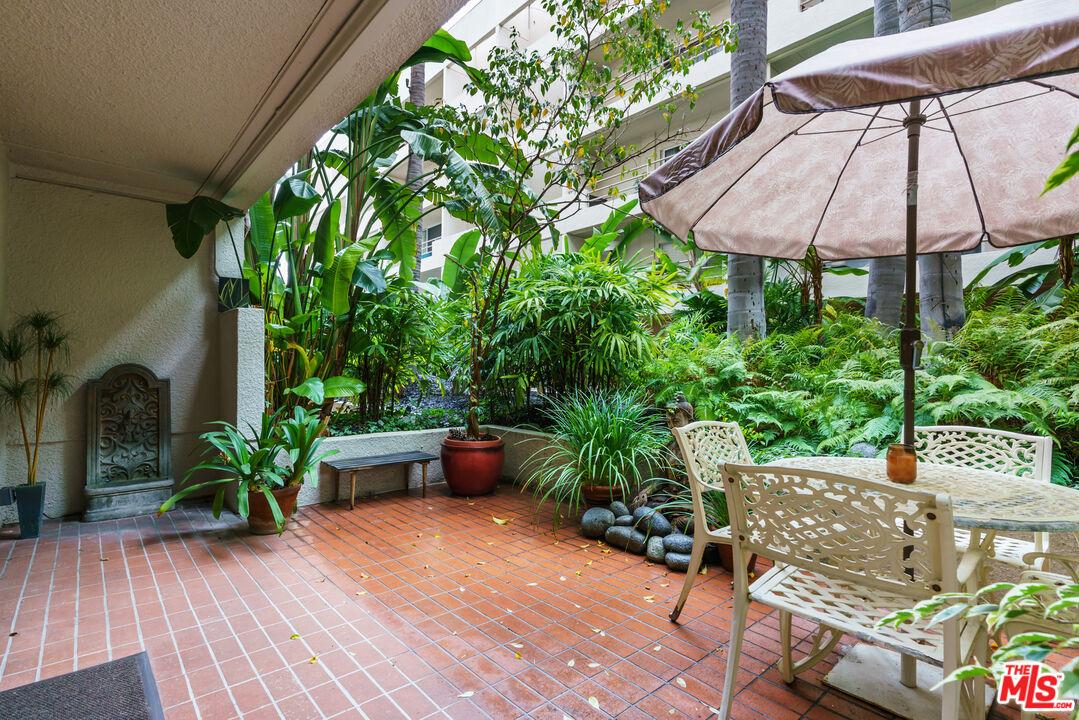 Large Private Patio W/Fountain