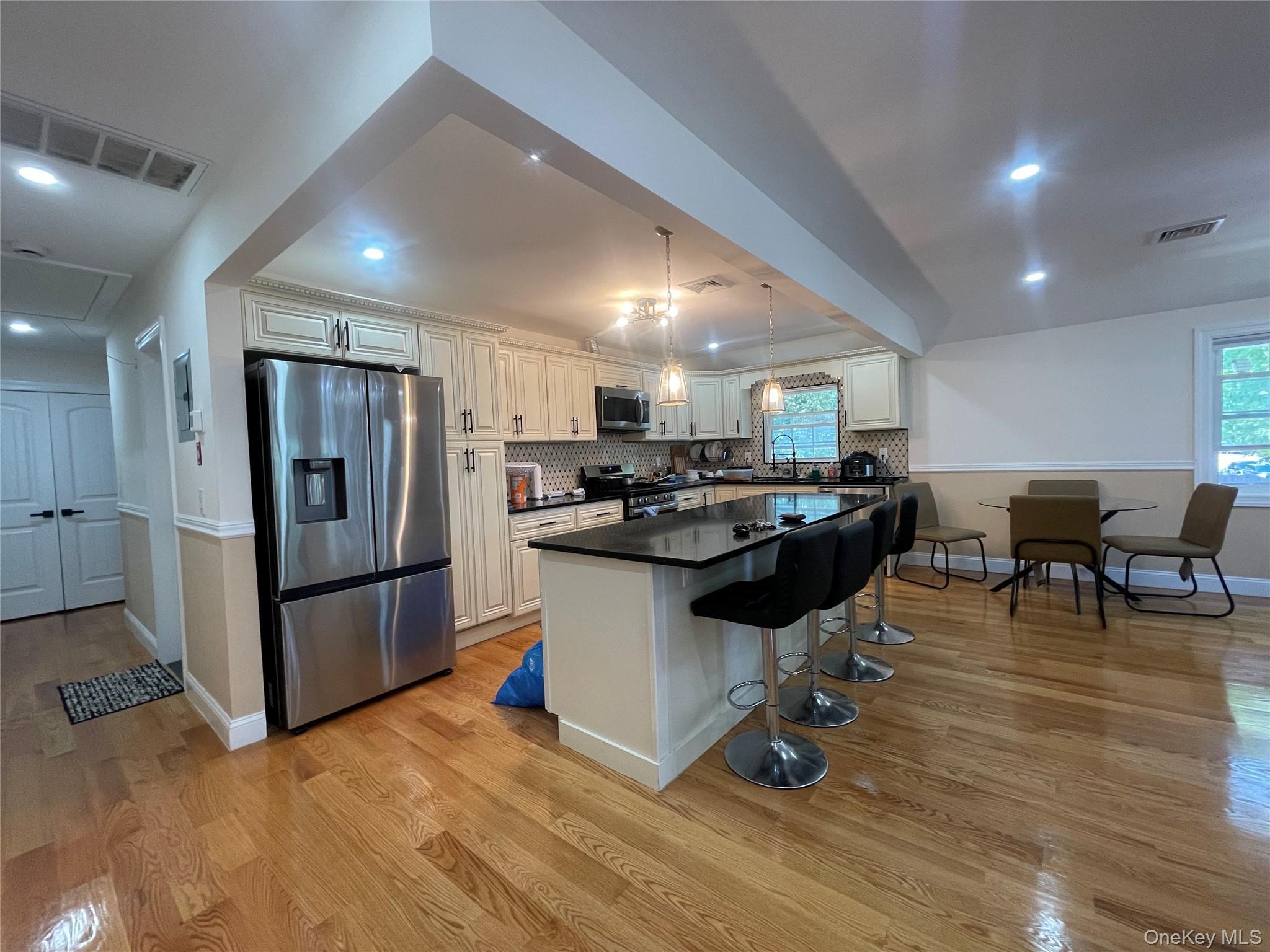 Eating Kitchen
