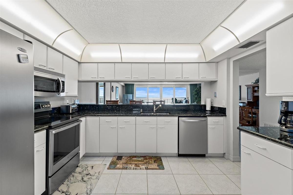 Full Chef's Kitchen - Modern & Updated