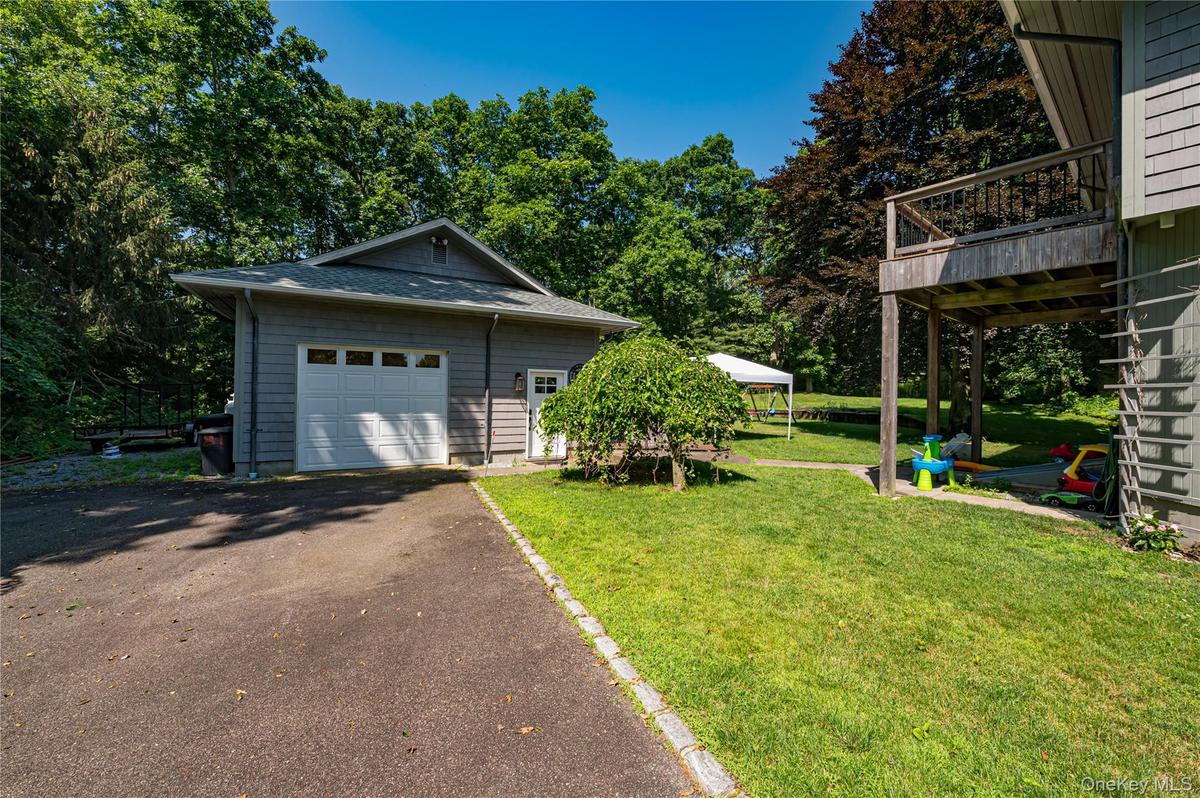 Detached Garage w/shop & loft