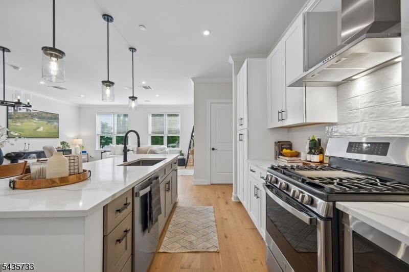 Eat-in Kitchen