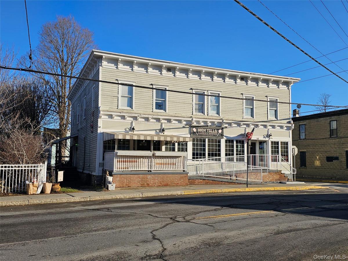 Restaurant and 2 apartments