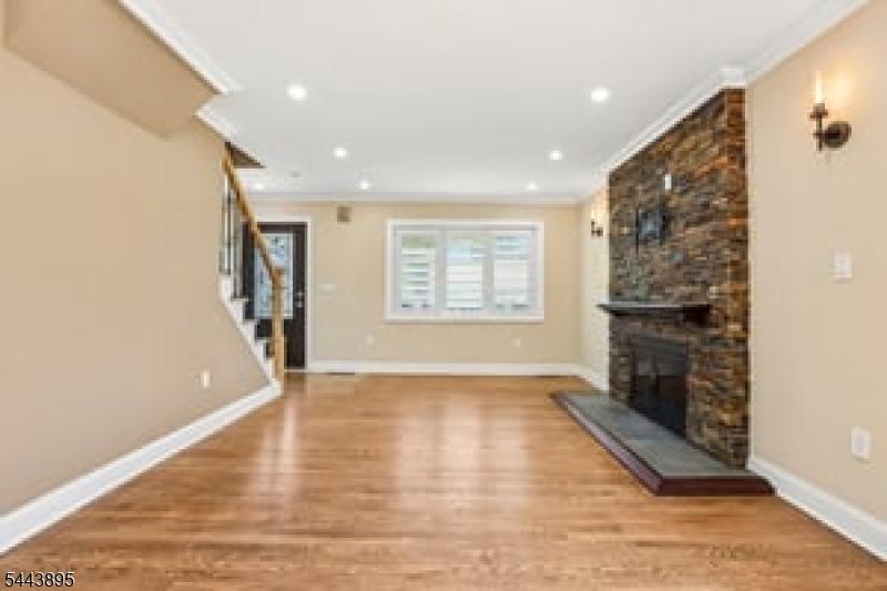 lliving room w fireplace