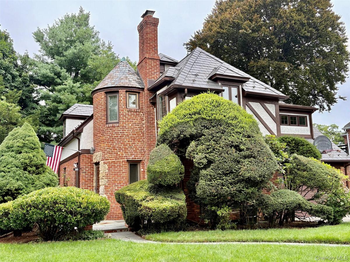 Shorehaven section of Manhasset -Close to LIRR, town shopping and schools