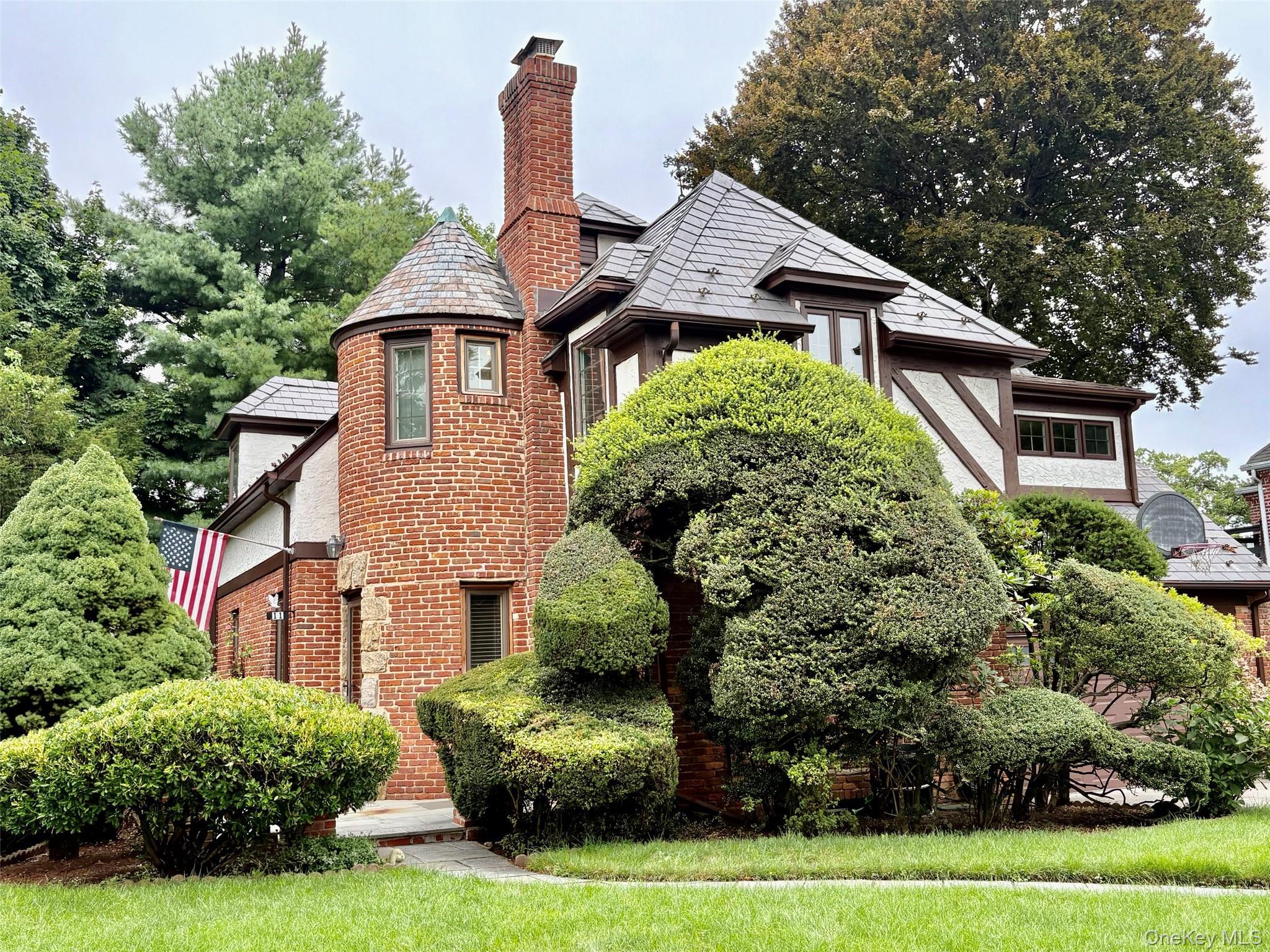 Shorehaven section of Manhasset -Close to LIRR, town shopping and schools