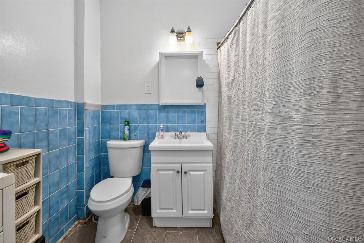 The full bathroom for unit 2