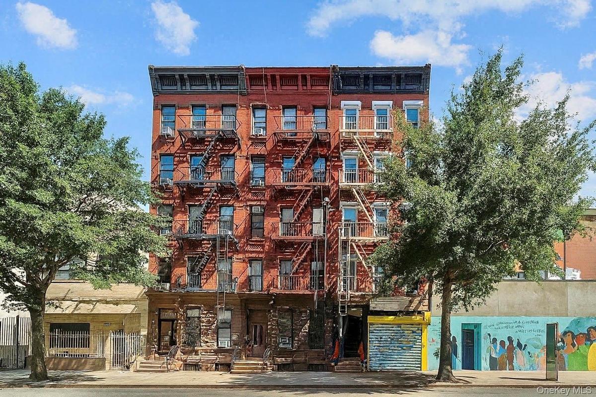 View of apartment building / complex