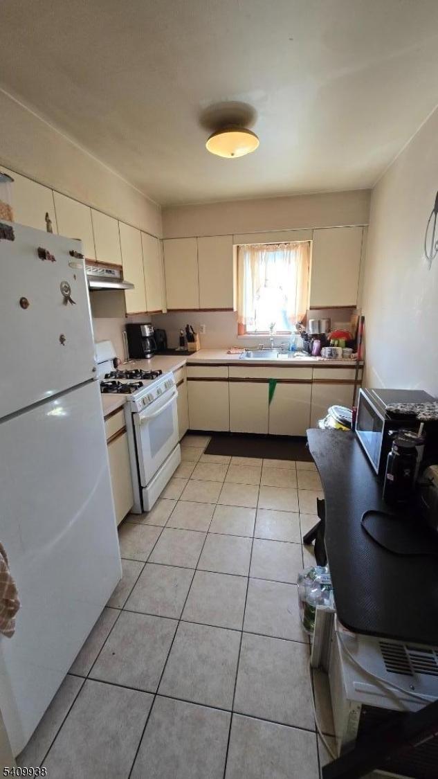 Apartment B-kitchen