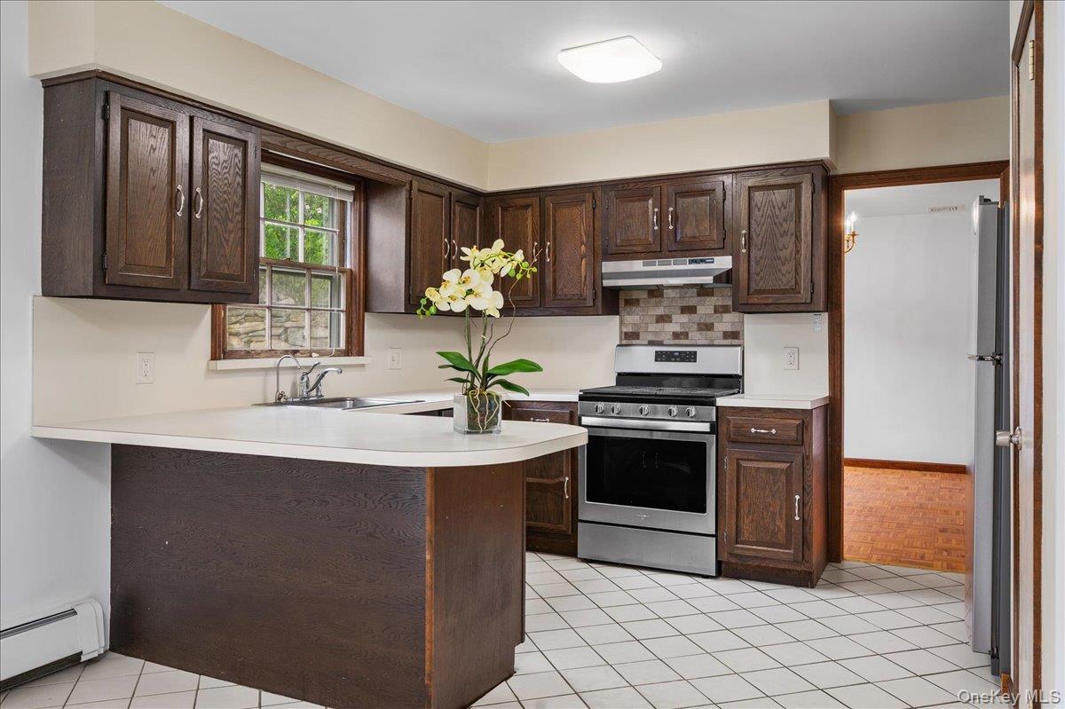 Kitchen with Breakfast Bar