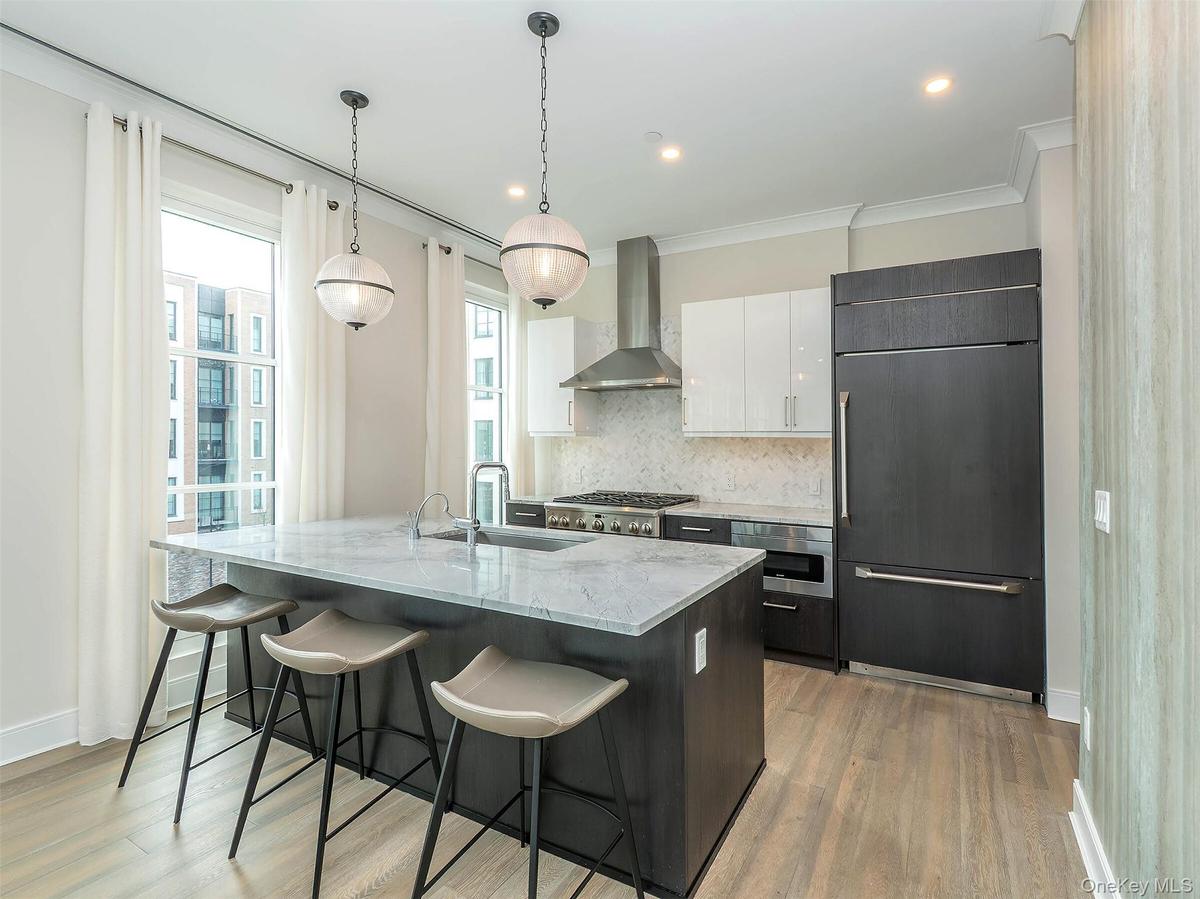 Quartzite Countertops, Top of the line GE Stainless Steel Appliances
