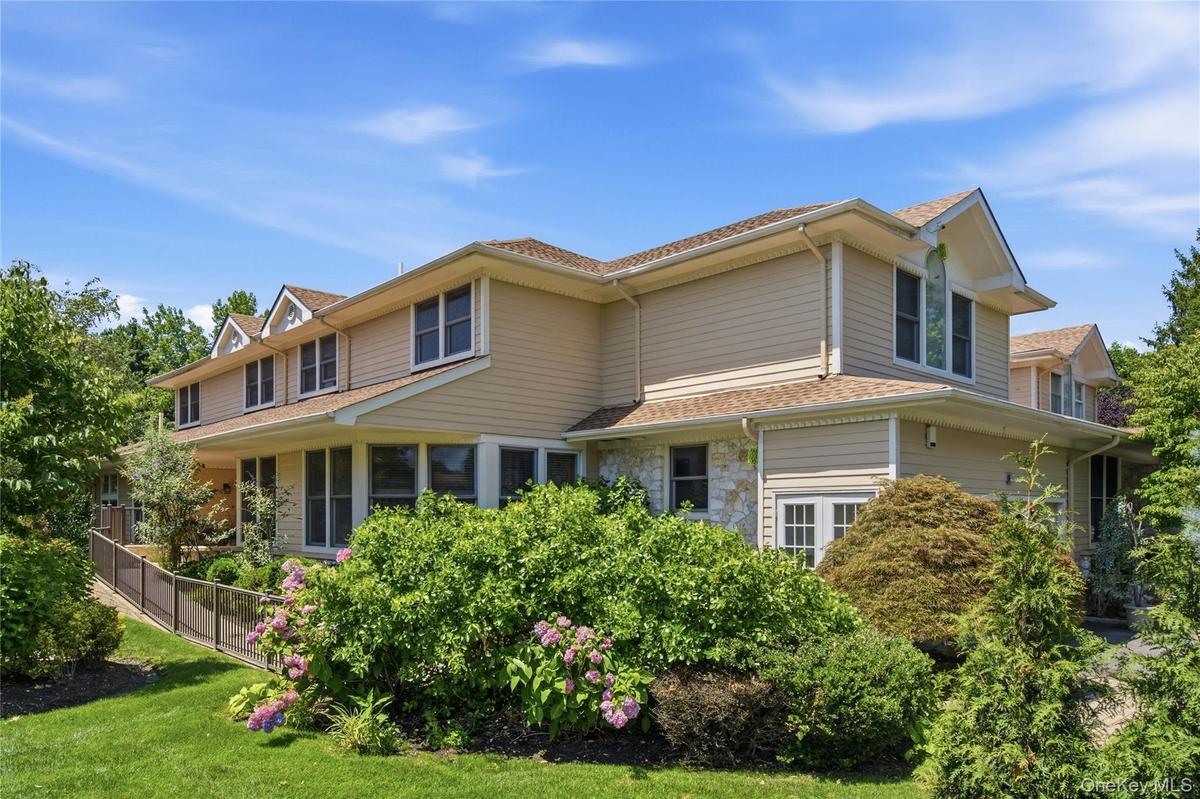323 Baltustrol Circle, Roslyn
