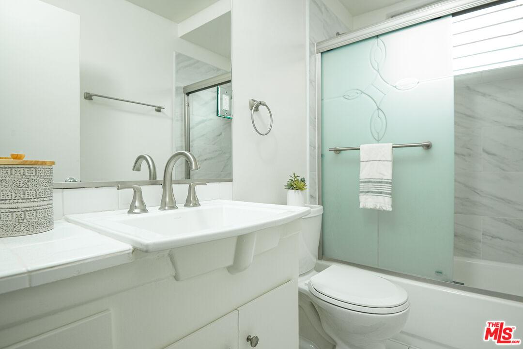 337 N Palm_bathroom