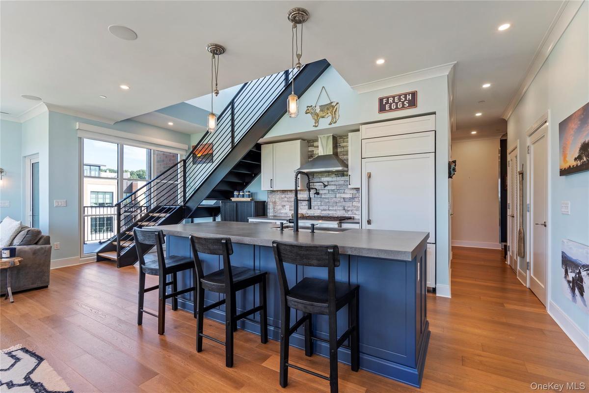 Kitchen with crown molding, pendant light fixtures, and recessed lighting