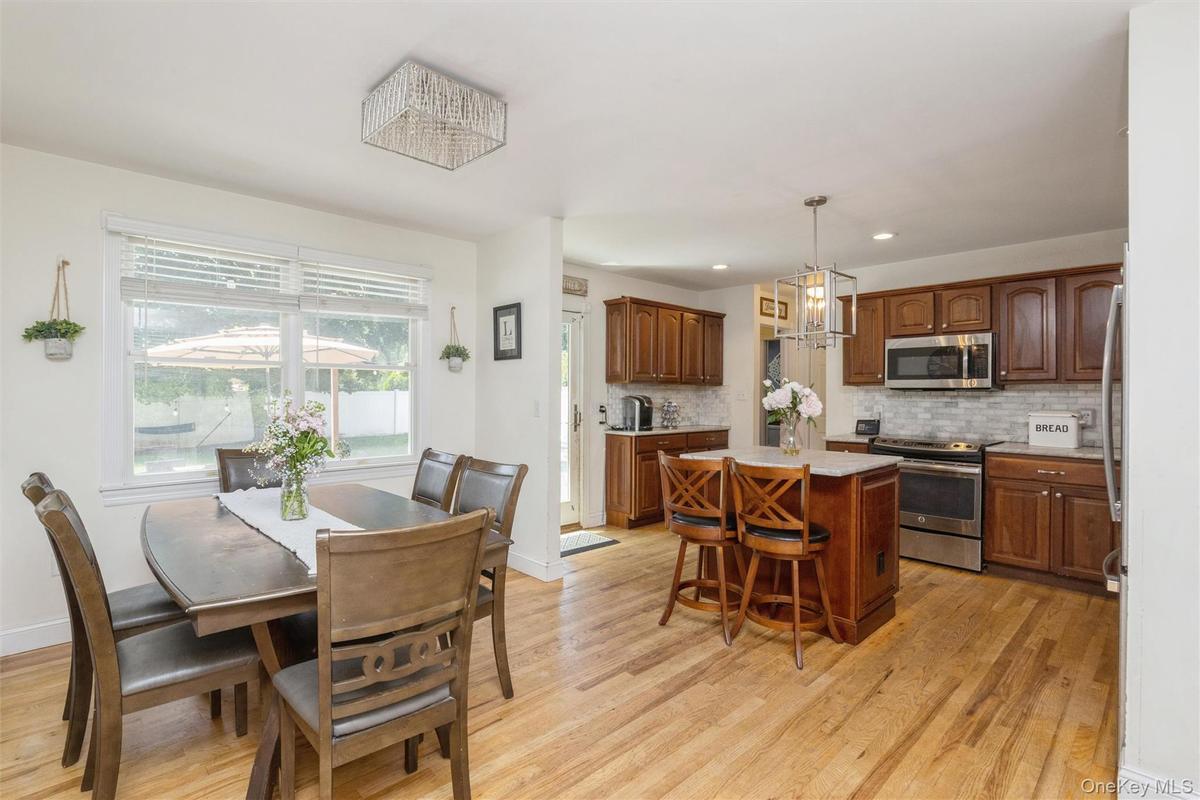 Eat In Kitchen w Stainless Steel Appliances