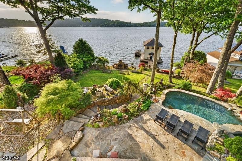 Lakefront Living