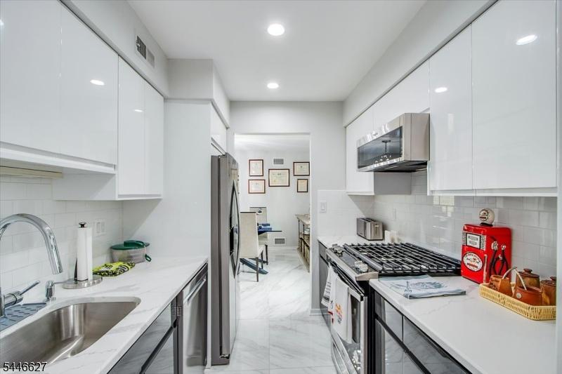 Kitchen W/ new appliances