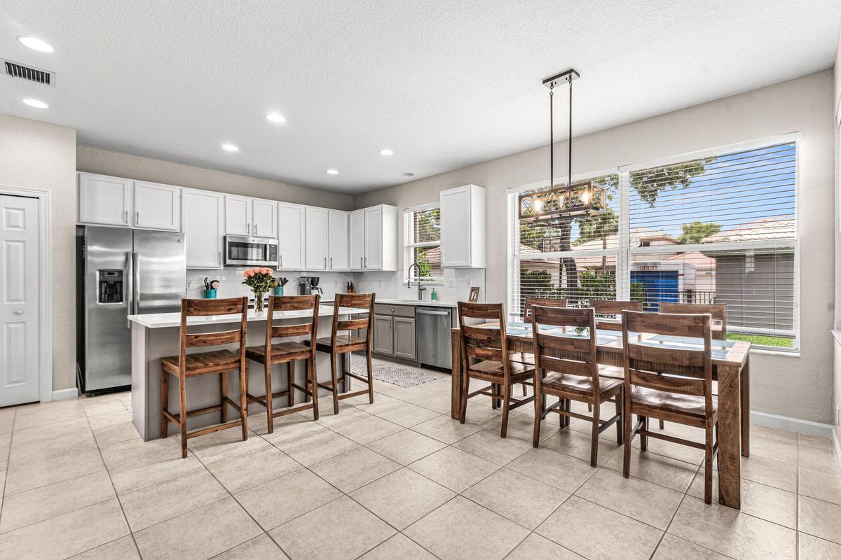 KITCHEN VIEW from FAMILY ROOM-8215Calter
