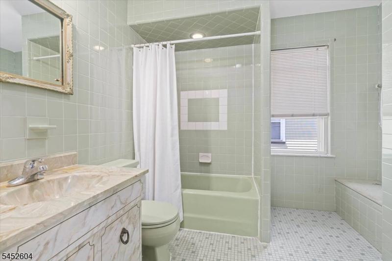 2nd floor full bathroom