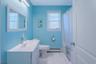 Bathroom w/walk-in jetted tub