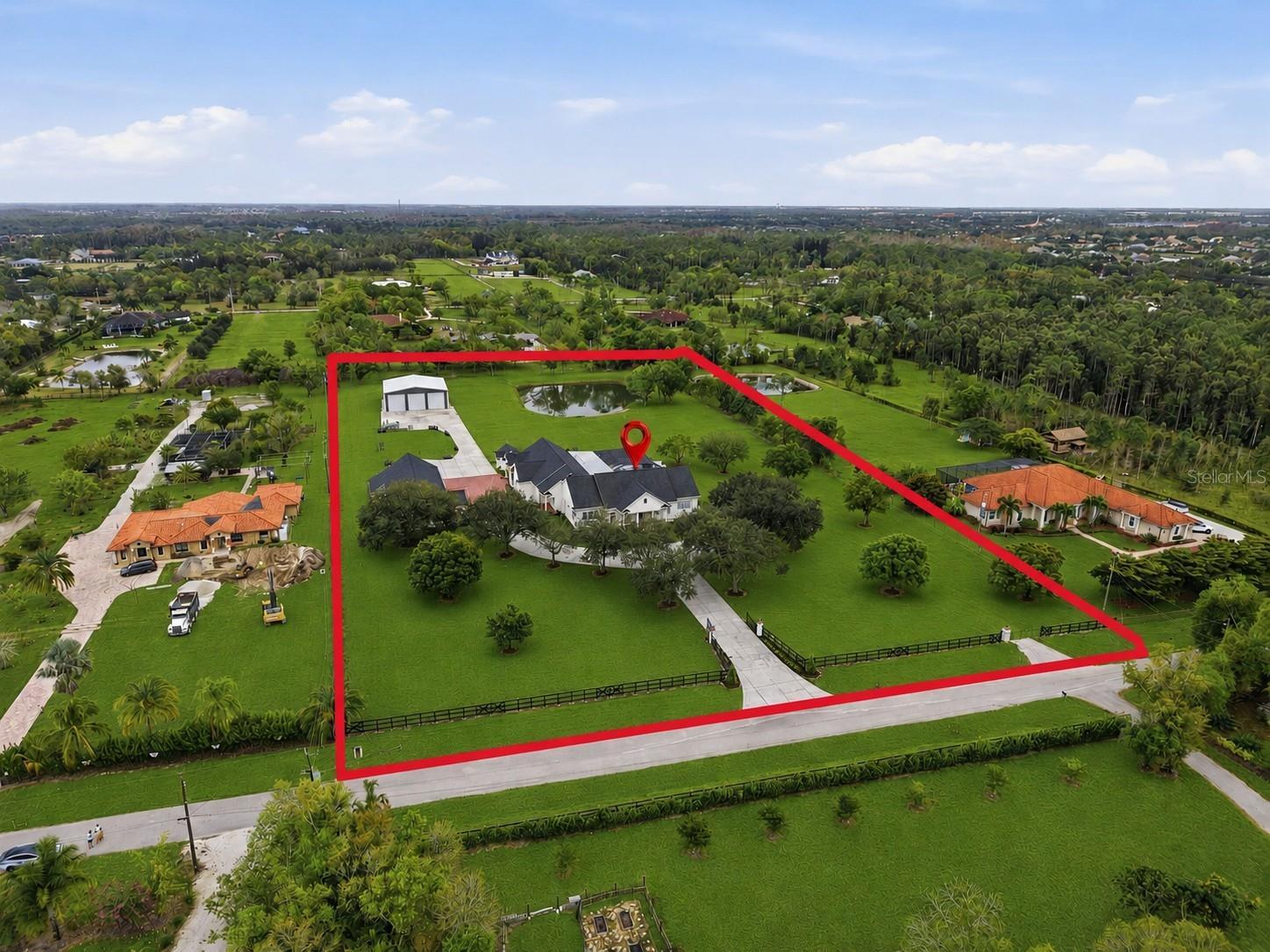 Pristine 5 Acre Lot- Main house, Workshop, RV Barn & Lake- close to shopping, restaurants, & I-75