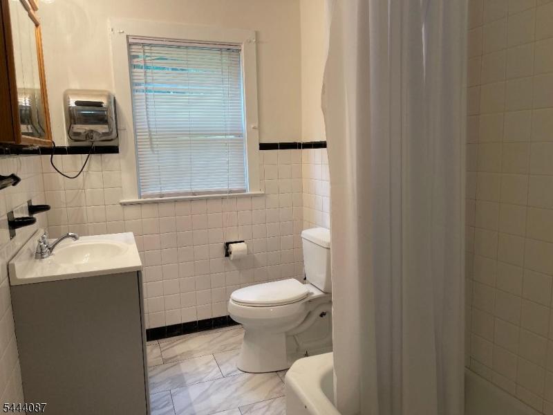 1st fl Full Bath w/tub shower