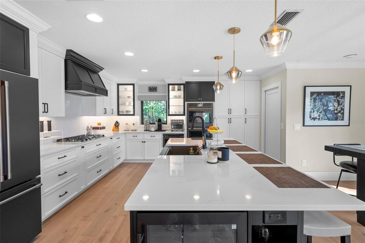 Ideal for entertaining! Gourmet kitchen