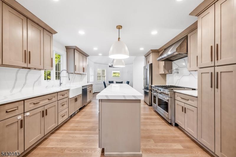KITCHEN W/ STAINLESS STEEL APP