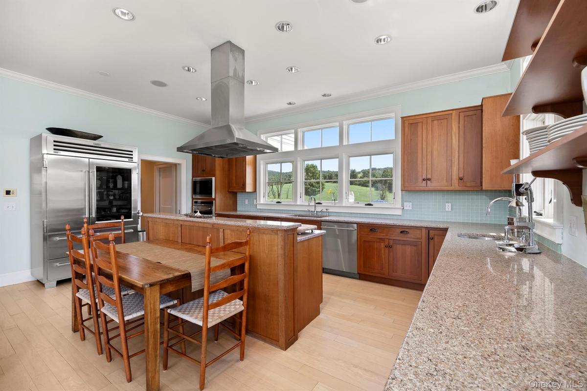 Light-Filled Kitchen with Breakfast Area