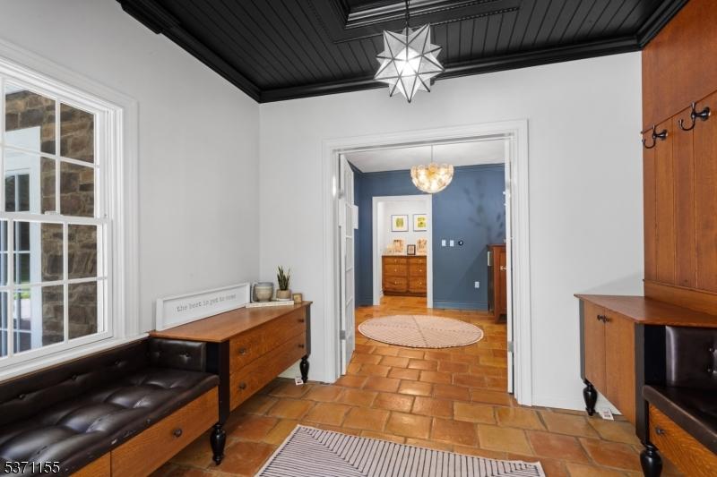 vestibule w built-ins
