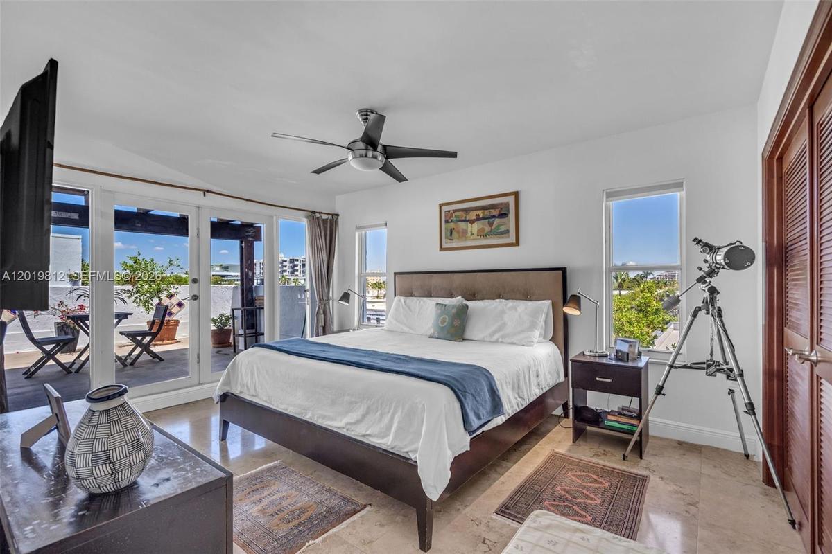 Suite bedroom on the fourth floor with direct access to rooftop