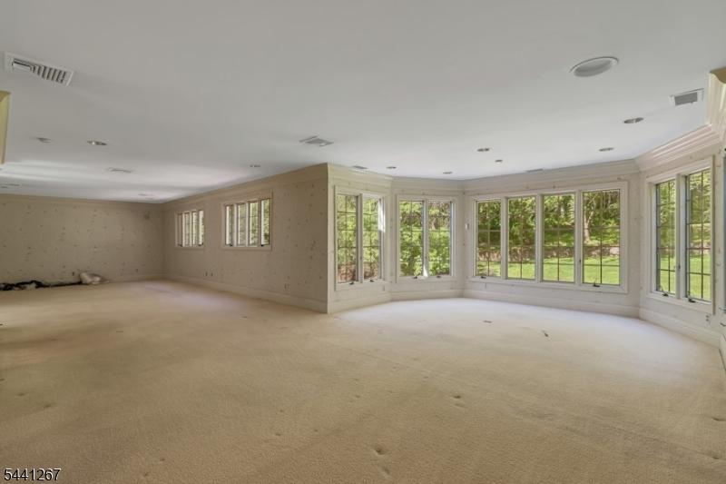 Primary bedroom w sitting area