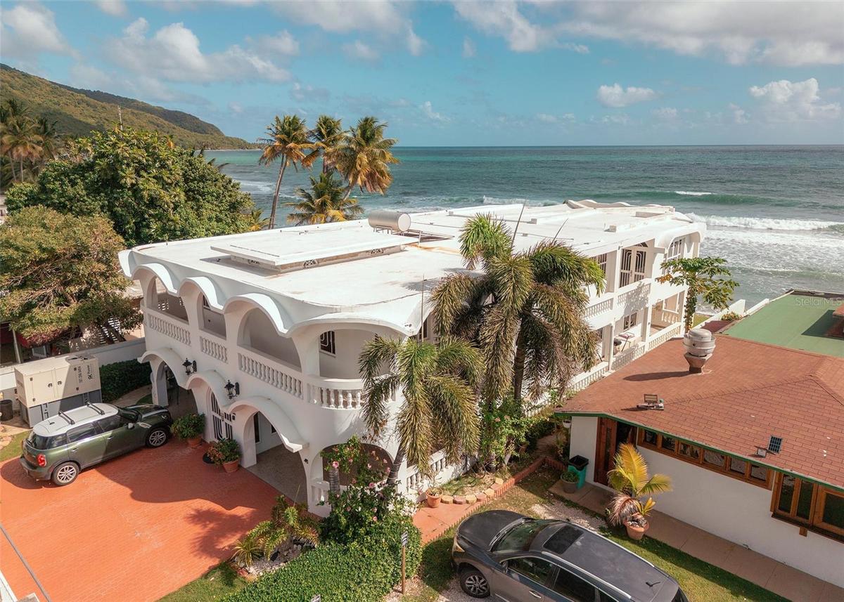 Vista aérea de la propiedad frente al mar / Aerial view of the beachfront property