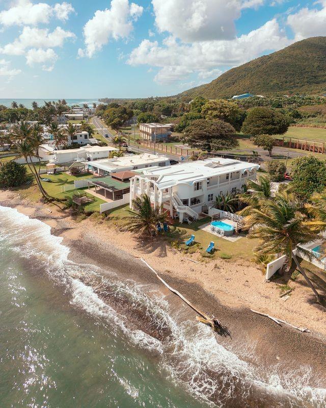 Vista aérea de la costa y área de piscina / Aerial of coastline & pool area