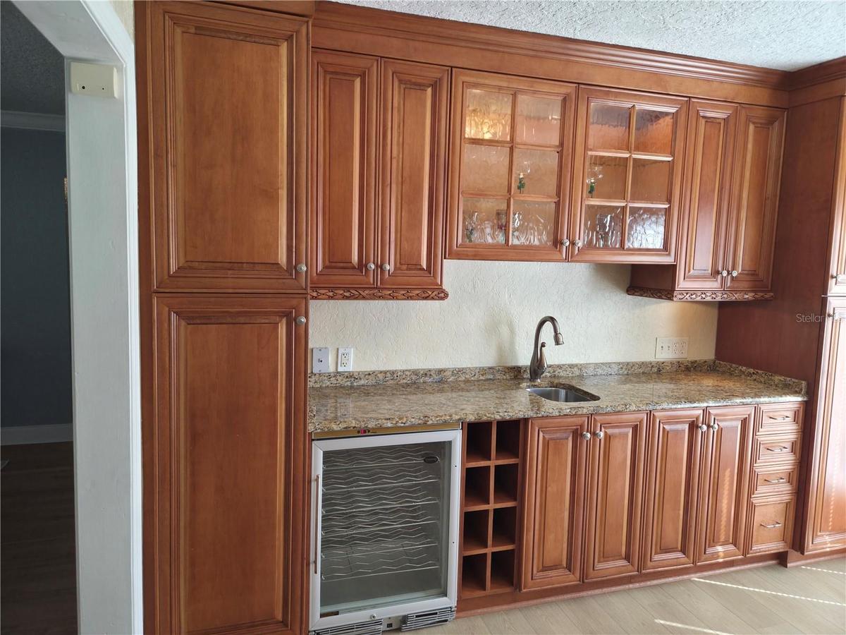 Kitchen Wet Bar w/Wine Cooler