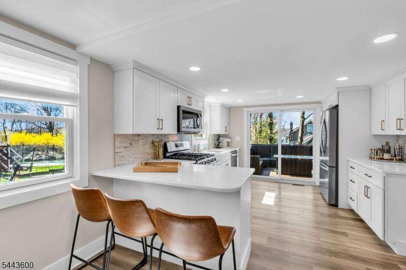 Granite counters, gas cooking