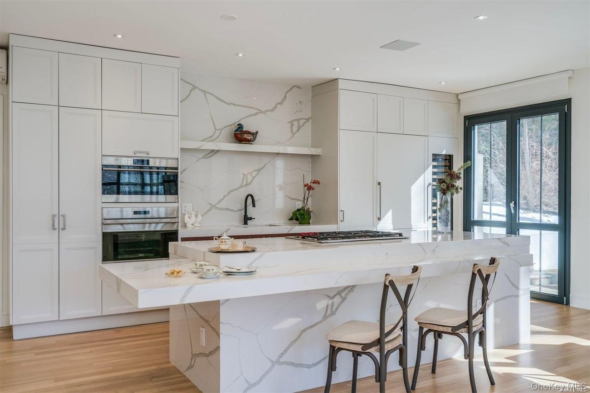 Kitchen w/Center Island