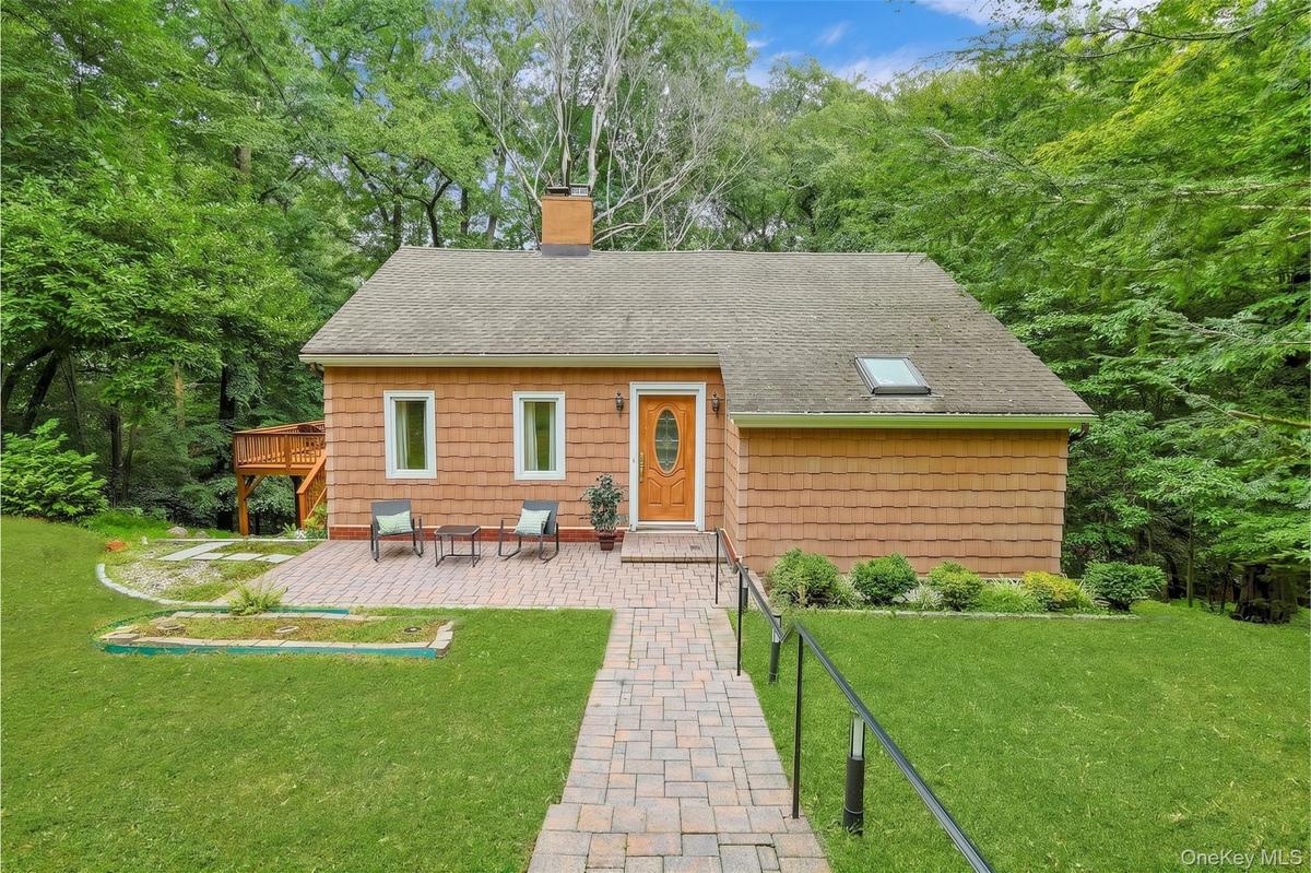 Welcome to 10 Highclere Ln, Valhalla NY!