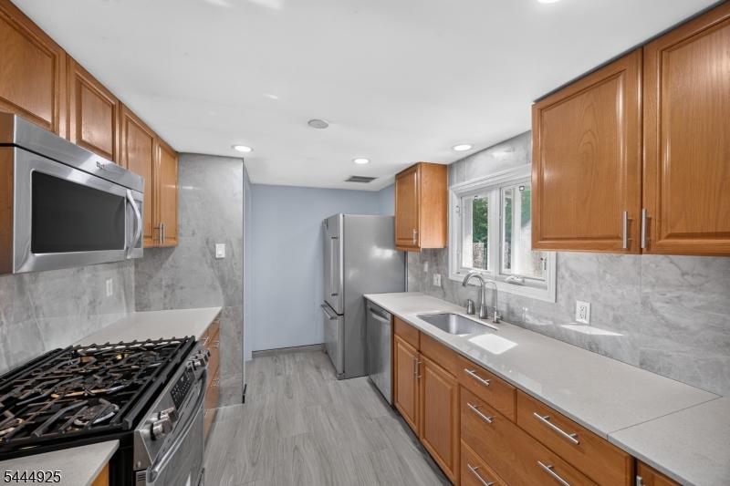 Updated Kitche w/SS Appliances