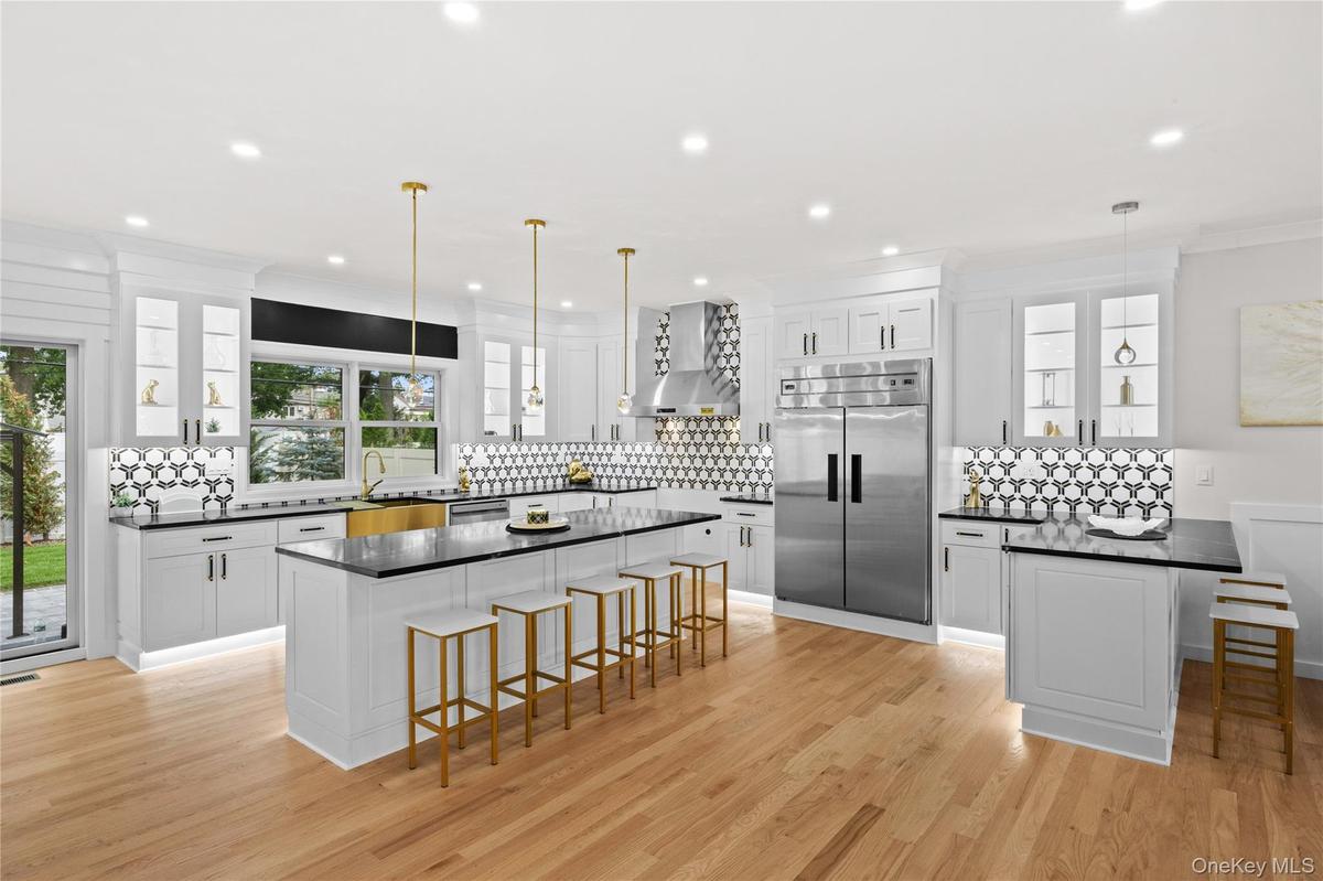 BEAUTIFUL AND ORIGINAL CUSTOM DESIGN EAT IN KITCHEN! SEATING FOR 8!