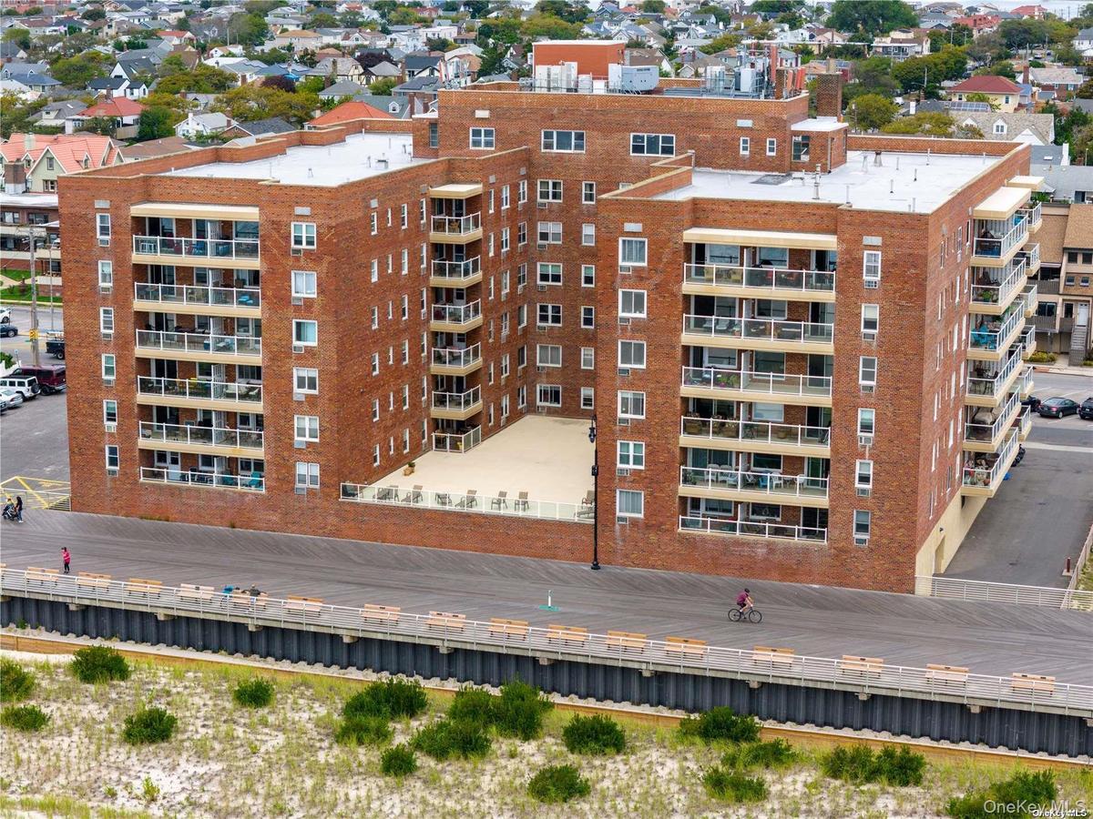 Sundeck overlooking the ocean and boardwalk