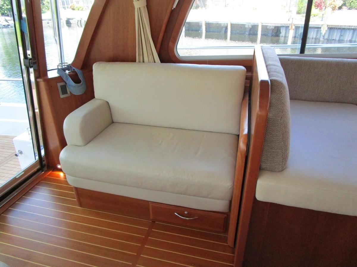 Salon Aft Seat