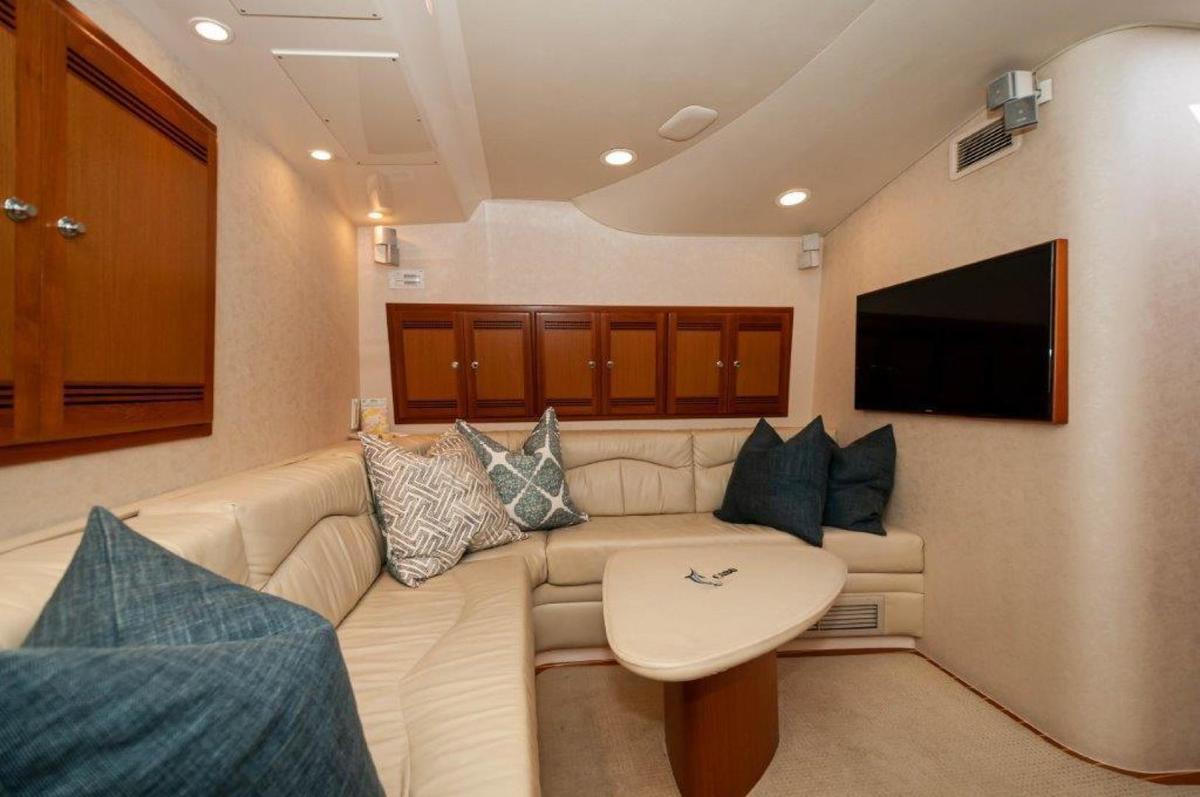 2007 Cabo 45 Express  Salon 4